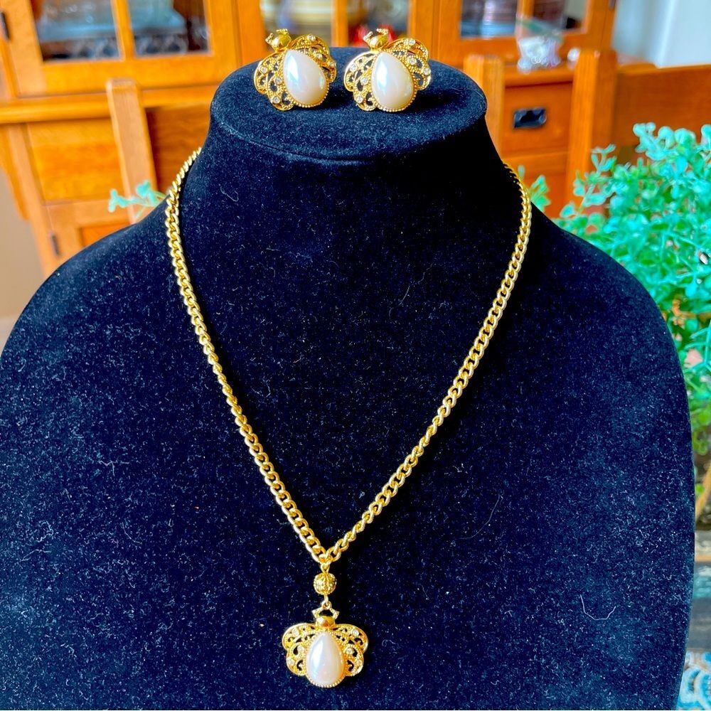 Avon Gold Tone Bee Set Necklace Earrings Faux Pearl Rhinestone Set Vintage